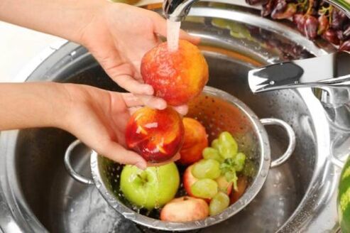 миття фруктів для профілактики появи паразитів в організмі