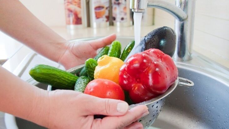 миття овочів і фруктів як профілатіка від паразитів